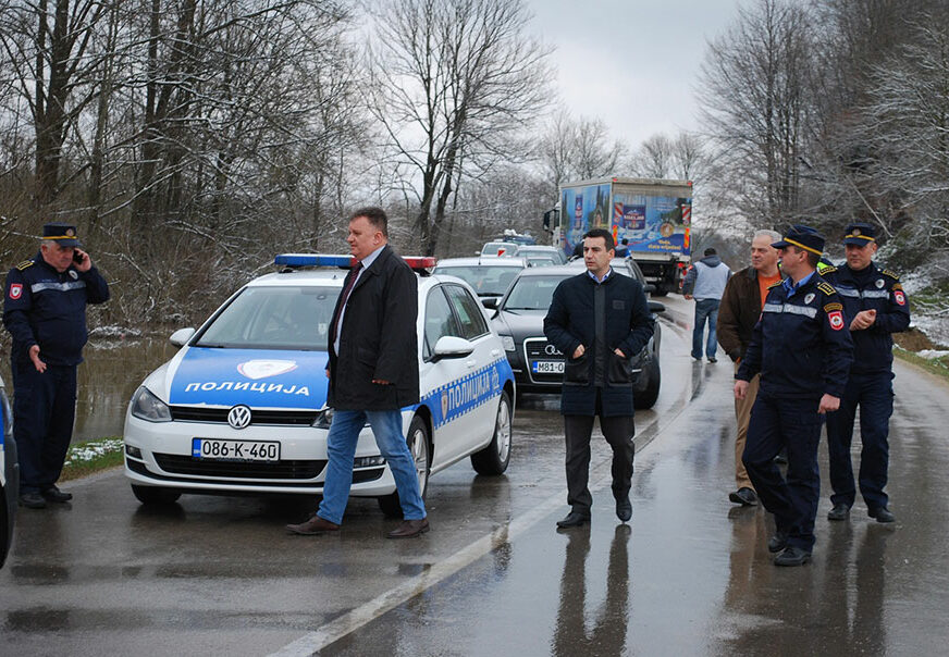 SAVA SE IZLILA NA ULICU Obustavljen saobraćaj na putu Gradiška - Kozarska Dubica, za SVA VOZILA