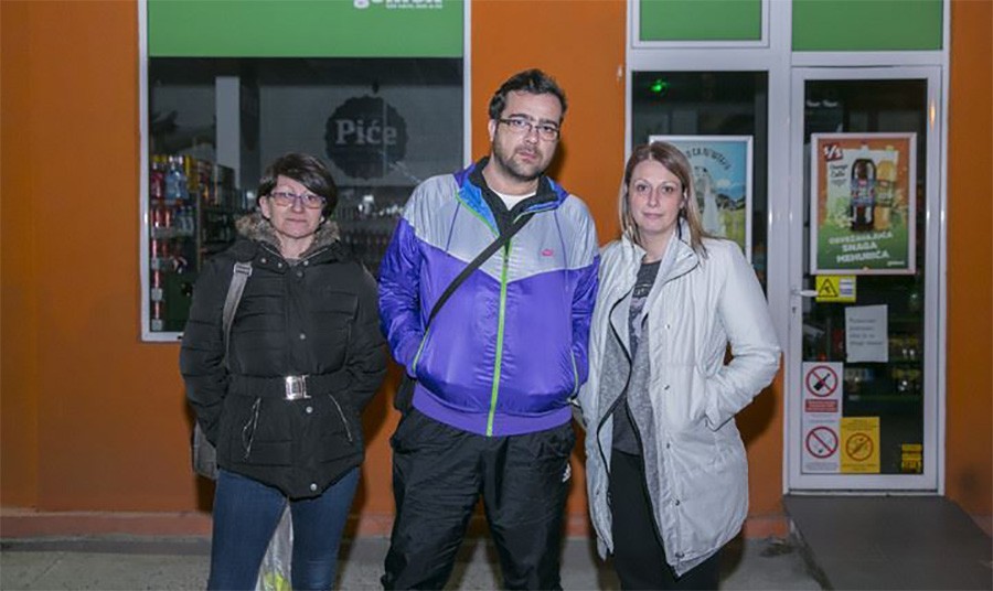PRODAVAČICA NADJAČALA PLJAČKAŠA Savladala muškarca sa fantomkom pa mu "odredila" privremeni pritvor