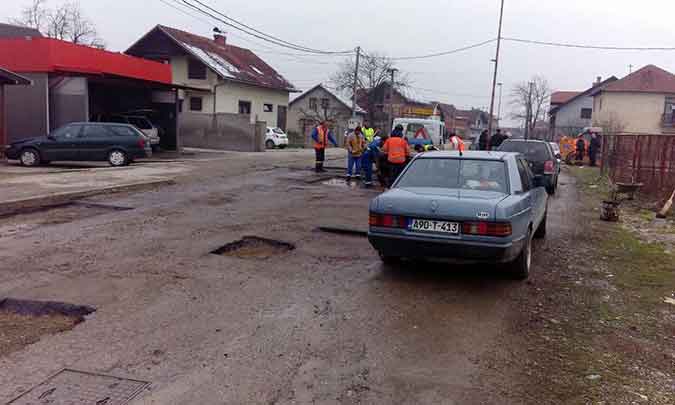 Nakon priče na našem portalu u Prijedoru KRPE RUPE: Vozači više neće voziti oko bandera i PO TROTOARU