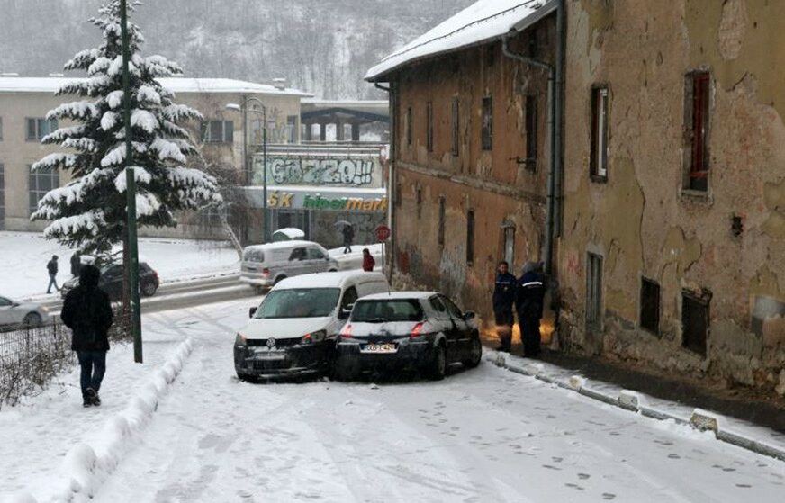 SAOBRAĆAJNI KOLAPS Zbog snijega u Sarajevu 30-ak udesa