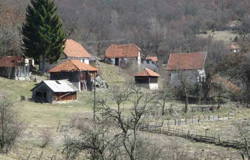 DIM IZVIJA IZ SAMO JEDNE KUĆE Cijelo selo Breg na međi Rogatice i Sokoca sa DVA STANOVNIKA