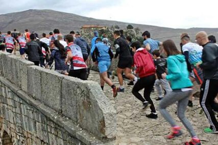 Tradicionalna TRKA U KAMENU: Crnogorci se prvi popeli na Leotar