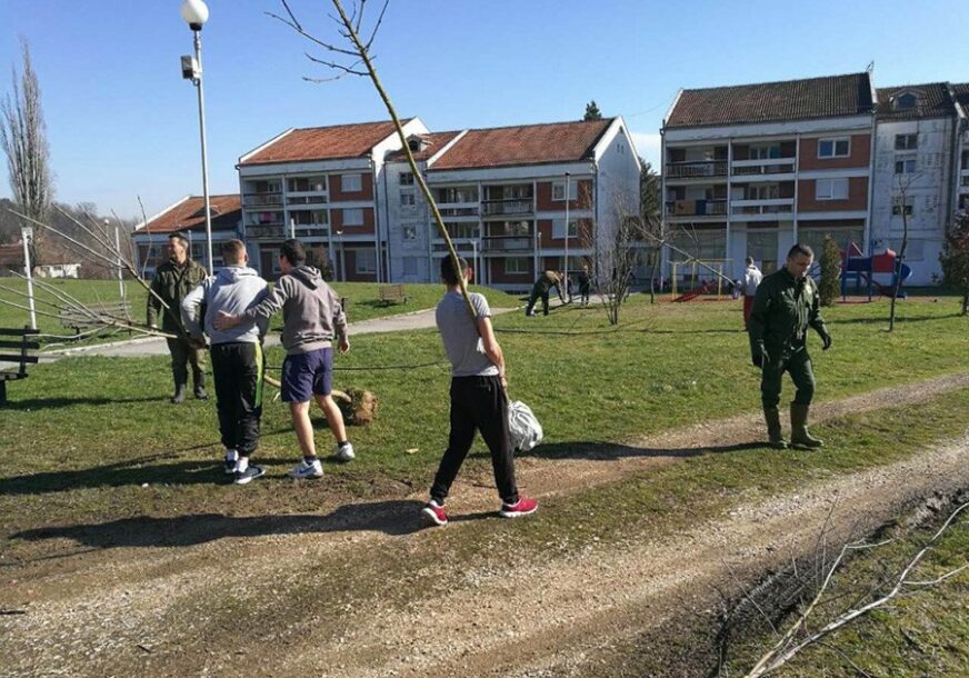 Šumari i djeca sredili dvorište Doma "Rada Vranješević"