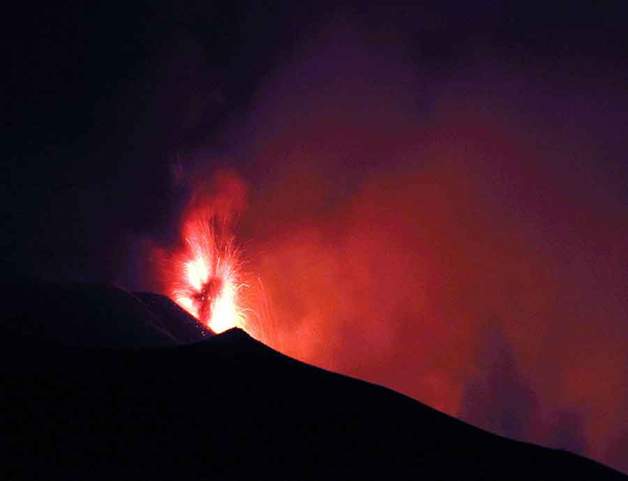 Vulkan Etna izbacuje lavu i pepeo (VIDEO)