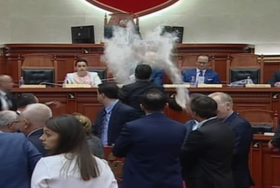 Haos u albanskom parlamentu: Edija Ramu GAĐALI JAJIMA i brašnom (VIDEO)