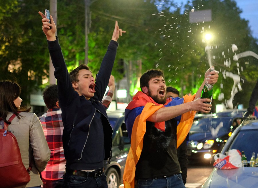 Slavlje na ulicama prestonice Jermenije zbog ostavke premijera