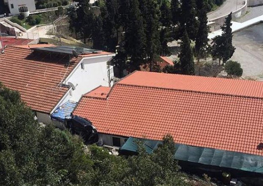 Sletio s magistale i PAO NA KROV kuće, primjetio ga SLUČAJNI PROLAZNIK  