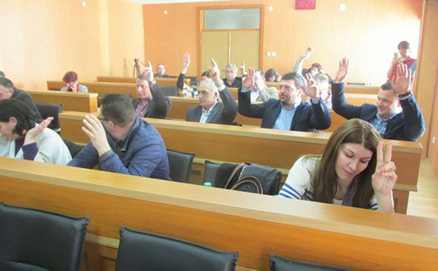 Građani u Bratuncu traže smanjenje odborničkih naknada