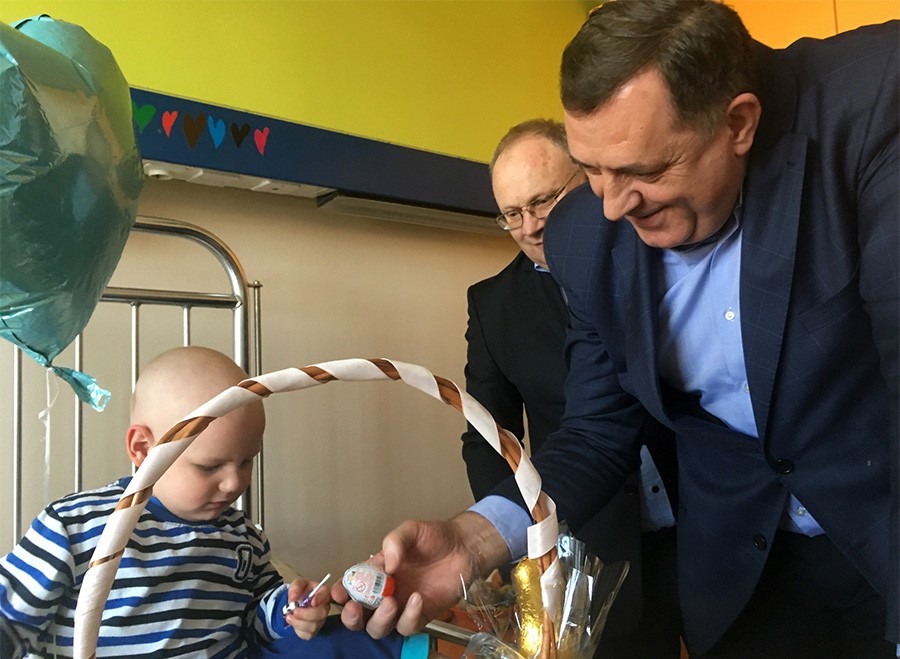 Dodik obišao najmlađe pacijente u UKC RS, u naredne dvije godine rekonstrukcija bolnice