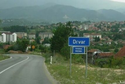 SUMNJA SE DA JE NAMJERNO OSTAVLJENA Ponovo pronađena ručna bomba u blizini osnovne škole u Drvaru