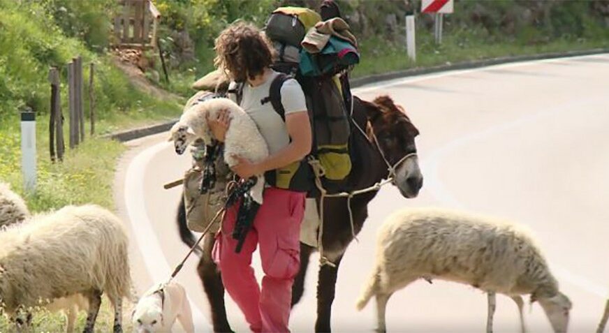 SHVATIO DA ŽELI JEDNOSTAVNIJI ŽIVOT Italijan pješači do Sirije, neobična "pratnja" izazvala pažnju Hercegovaca