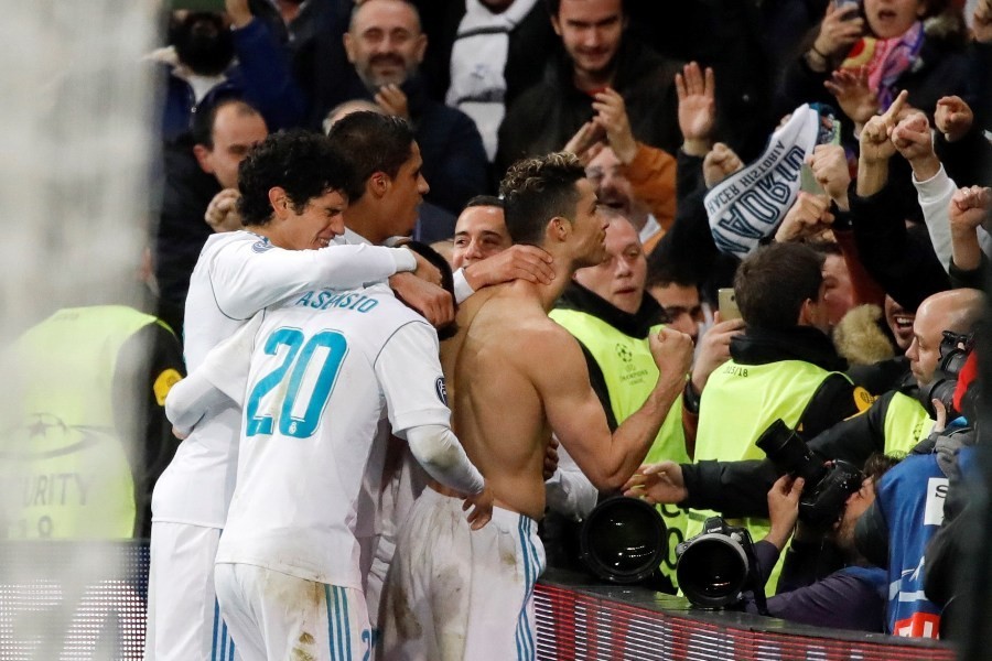 epa06662459 Real Madrid's Cristiano Ronaldo (R) celebrates with teammates after scoring  the 1-3 during the UEFA Champions League quarter final, second leg soccer match between Real Madrid and Juventus at Santiago Bernabeu stadium in Madrid, Spain, 11 April 2018.  EPA-EFE/JUANJO MARTIN