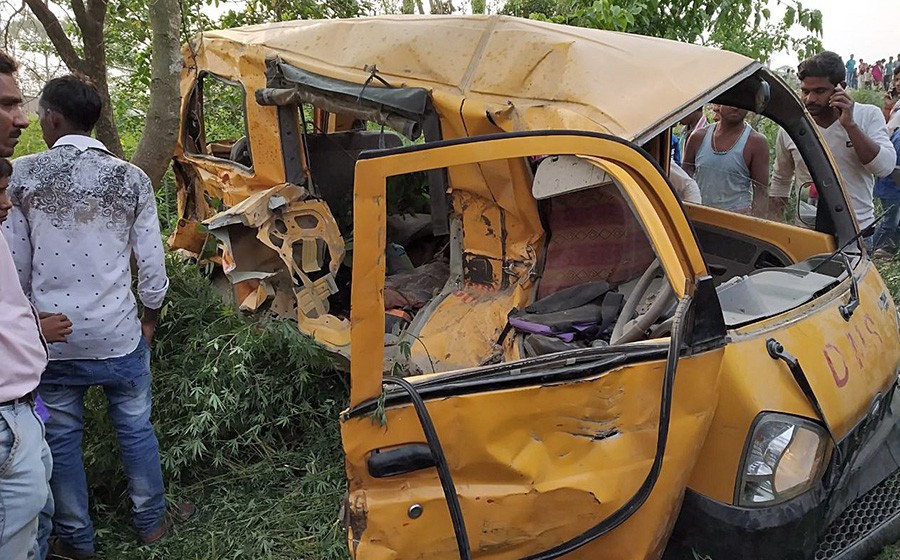 Voz udario u minibus na pružnom prelazu, poginule dvije osobe