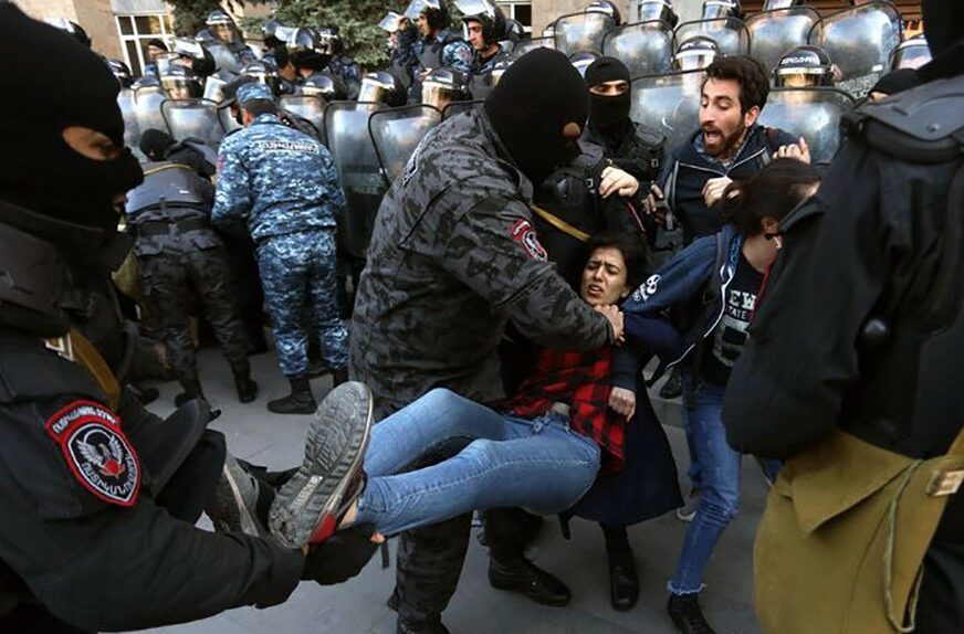 NAPETO U JEREVANU Sedam osoba povrijeđeno u sukobu demonstranata i policije