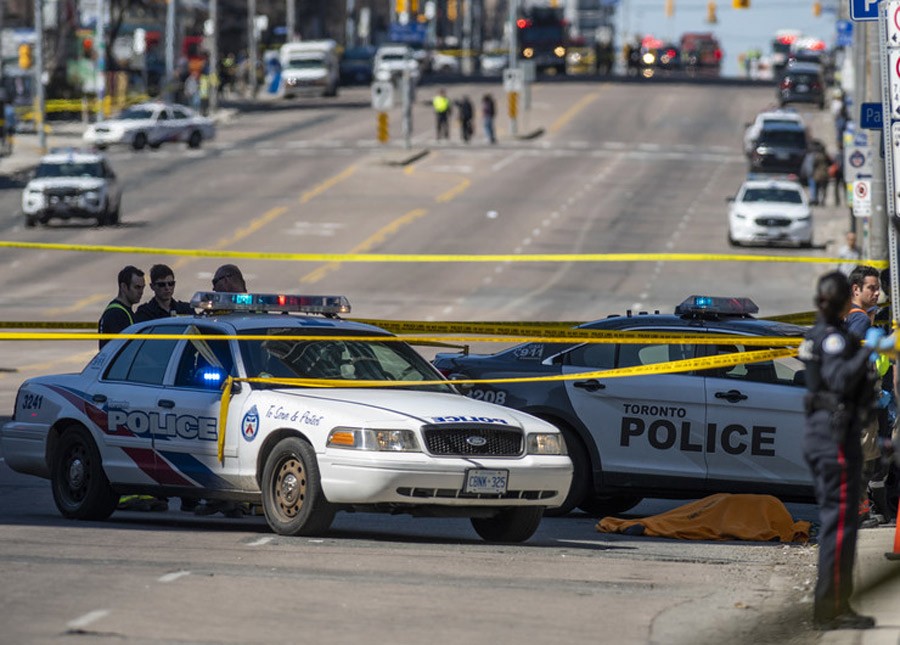 SMIREN I HRABAR Kanadski policajac tokom napada u Torontu svojim postupkom izazvao POHVALE I ČUĐENJE (VIDEO)