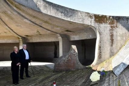 Hrvatska predsjednica BEZ NAJAVE posjetila Jasenovac: “Nijedan politički cilj, ni poredak, ne opravdava zločin”