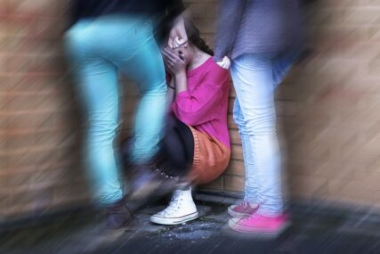 UCJENJIVALI MALOLJETNICE Trojica tinejdžera koji su djevojčice PRIMORALI NA SEKS osuđeni na pojačan nadzor