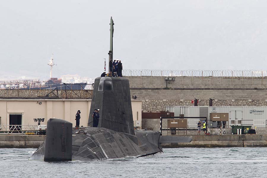Britanija raspoređuje podmornice, Trampov tim još vaga