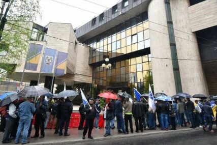 Stotine veterana FBiH protestuje pred zgradom Federalnog parlamenta u Sarajevu