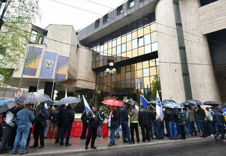 Stotine veterana FBiH protestuje pred zgradom Federalnog parlamenta u Sarajevu