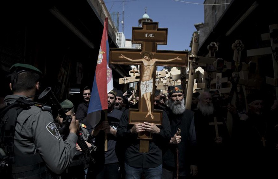 TROBOJKE U SRCU JERUSALIMA Pravoslavci sa Kosova u Hramu Hristovog Vaskrsenja