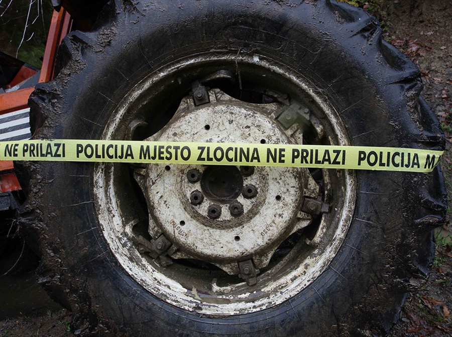 TRAGEDIJA U TESLIĆU Mladić (19) poginuo u prevrtanju traktora