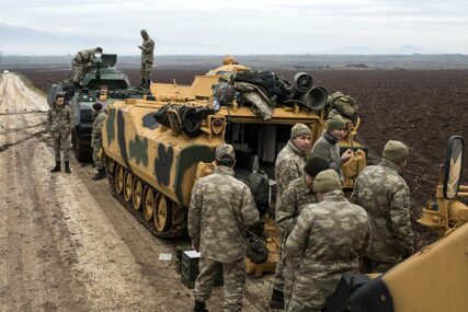 SITUACIJA SE ZAOŠTRAVA Konvoj turskih tenkova i transportera na sirijskoj granici (VIDEO)