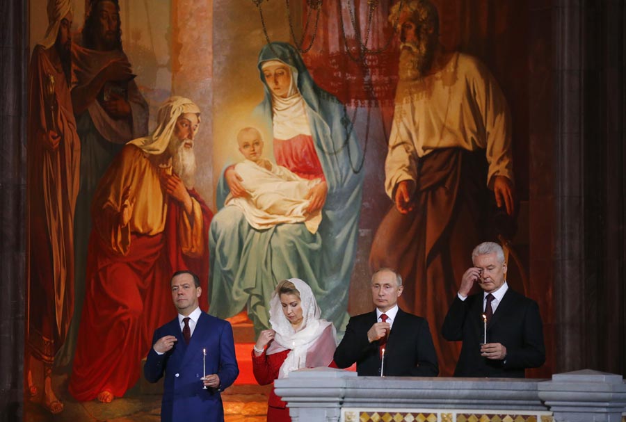 Putin i Medvedev na vaskršnjoj liturgiji u Moskvi