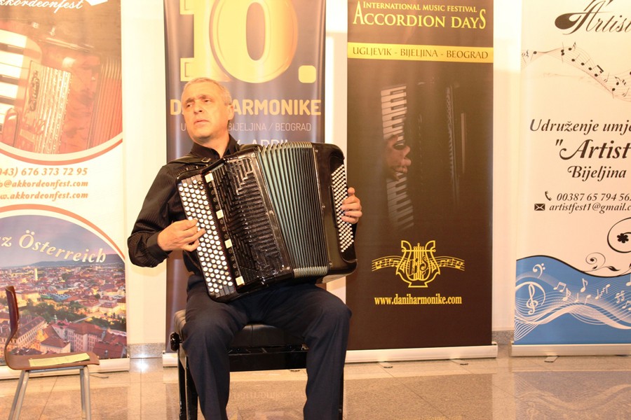 U Bijeljini održano koncertno veče festivala "Dani harmonike"