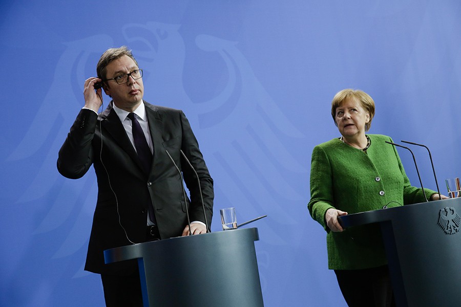 ODLUČUJUĆI SASTANAK Predsjednik Vučić razgovara sa savjetnicima Angele Merkel
