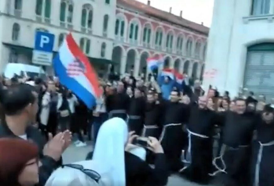 ŽURKA PRED CRKVOM Fratri zaigrali ispred samostana u Splitu u kojem služi sveštenik osumnjičen za pedofiliju (VIDEO)