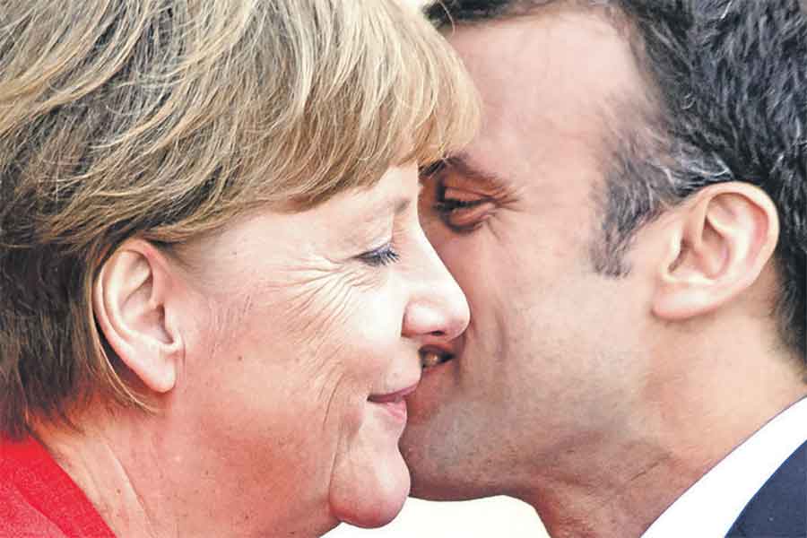 Makron: Dostojanstvena odluka Merkelove