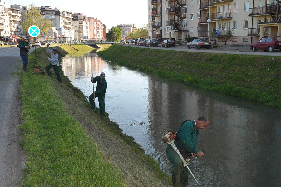 Počelo proljećno uređenje grada Bijeljine: Za čišćenje ulica i košenje trave izdvojeno 666.000 KM