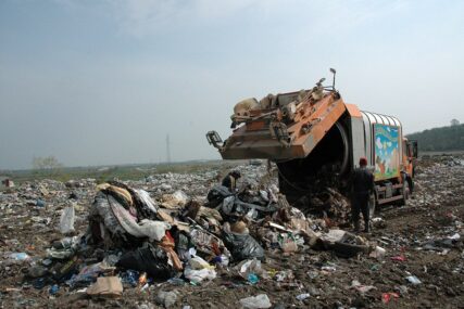 KATASTROFA KOD BILEĆE Gori deponija otpada u kojoj ima eksploziva, radnici bez MAŠINA ZA GAŠENJE