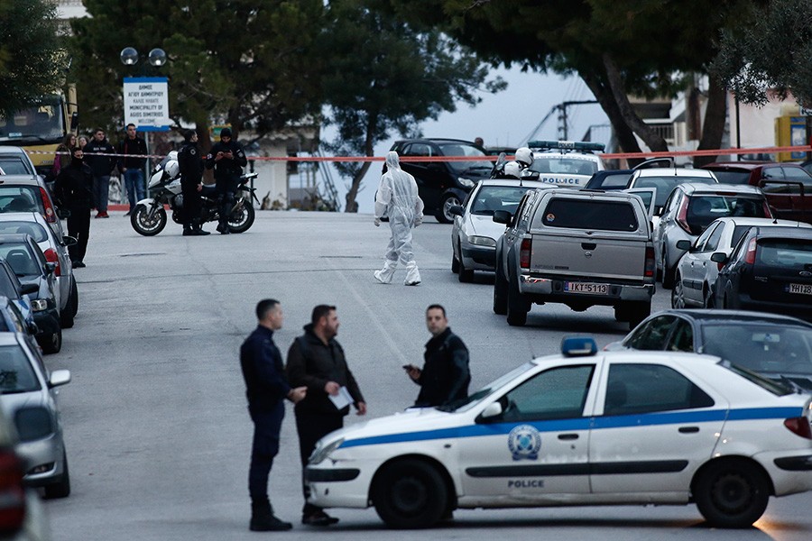 VOZAČ POKUŠAO DA IZBJEGNE POLICIJU Šest migranata poginulo kada se prevrnuo kombi u Grčkoj