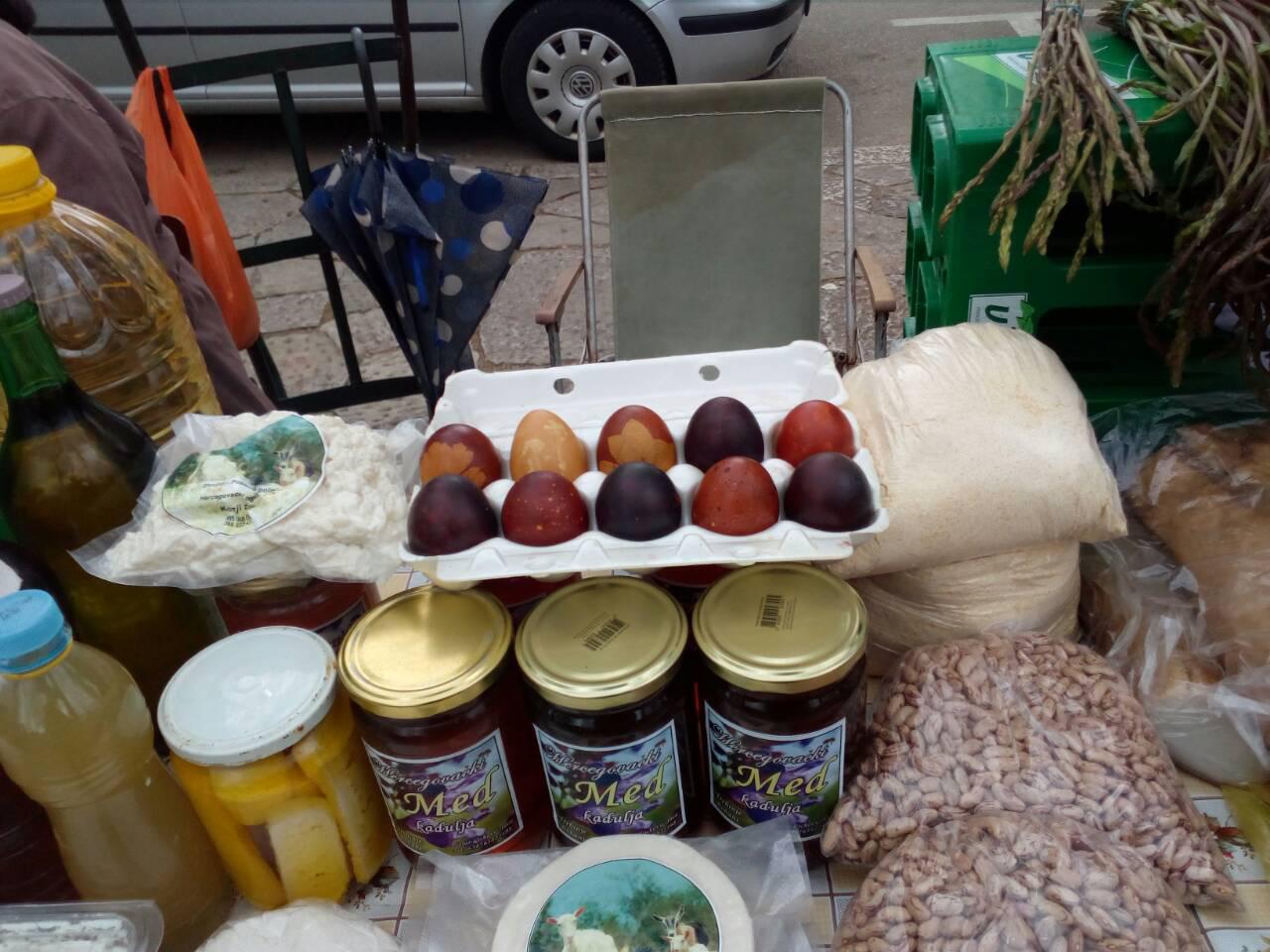 Šarana jaja na trebinjskoj pijaci: Farbanje na tradicionalan način MAMAC TURISTIMA