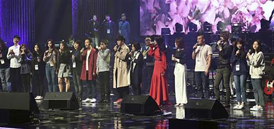 Kim Džong Un sa suprugom na koncertu južnokorejske pop grupe