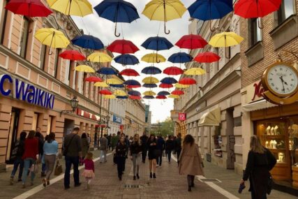 BANJALUKA U KORAK S GRADOVIMA REGIONA Popularni kišobrani UŠARENILI TMURAN DAN u gradu na Vrbasu