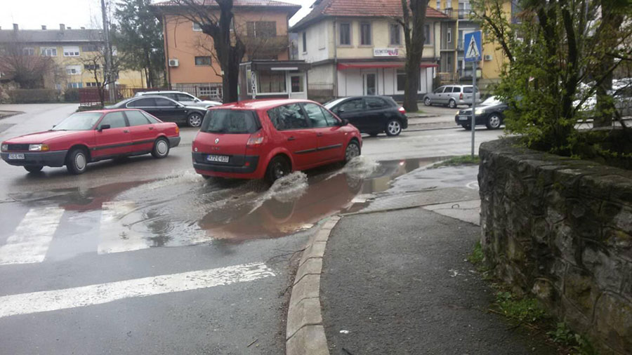 Invalidskim kolicima KROZ VELIKE LOKVE: Zbog začepljenih odvoda na Kočićevom Vijencu pješaci često završe OKUPANI