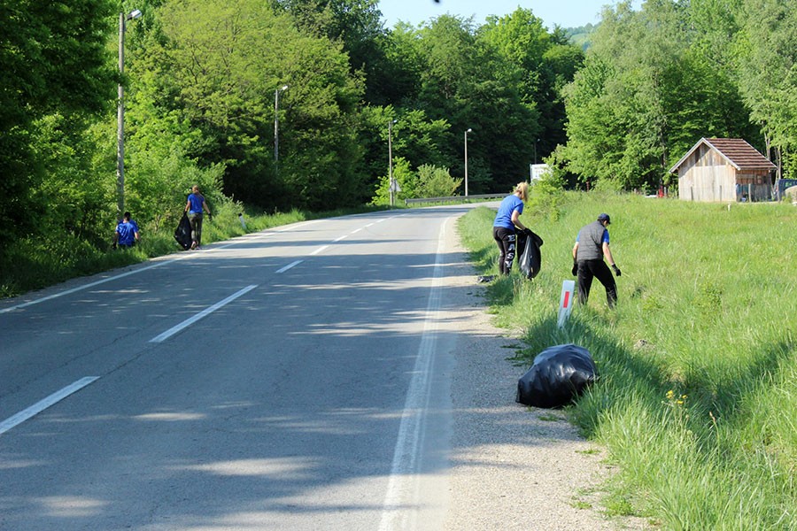 Volonteri čiste otpad uz magistralni put od Priboja do Banj Brda