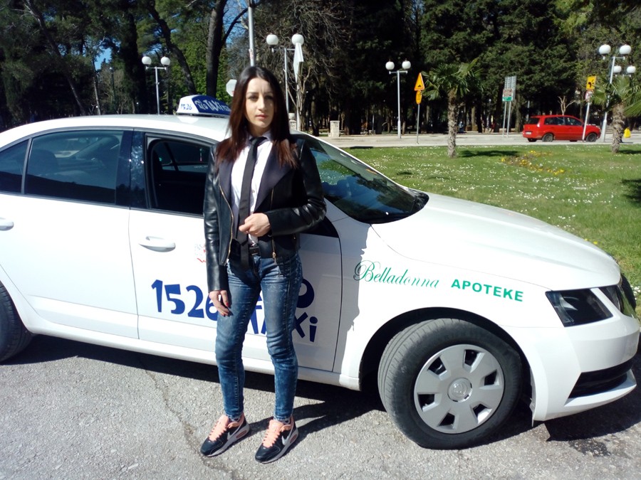 Maja u bijeloj škodi PARIRA MUŠKARCIMA ZA VOLANOM: Žena taksista oduševljava Trebinjce