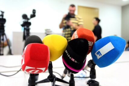 Pozvali poslanike NSRS da odbace prijedlog: Udruženje BH novinara reagovalo na odluku o kriminalizaciji klevete u Srpskoj