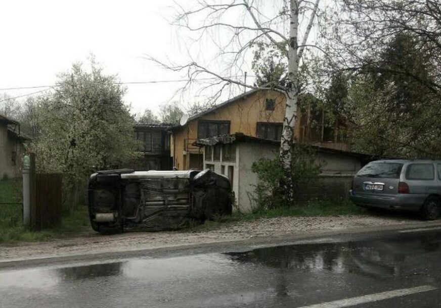 Sarajevo: Automobil završio na KROVU, jedna osoba povrijeđena