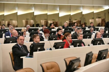 ASTRONOMSKA PRIMANJA PARLAMENTARACA Ustav čuva plate, a demagogija naknade