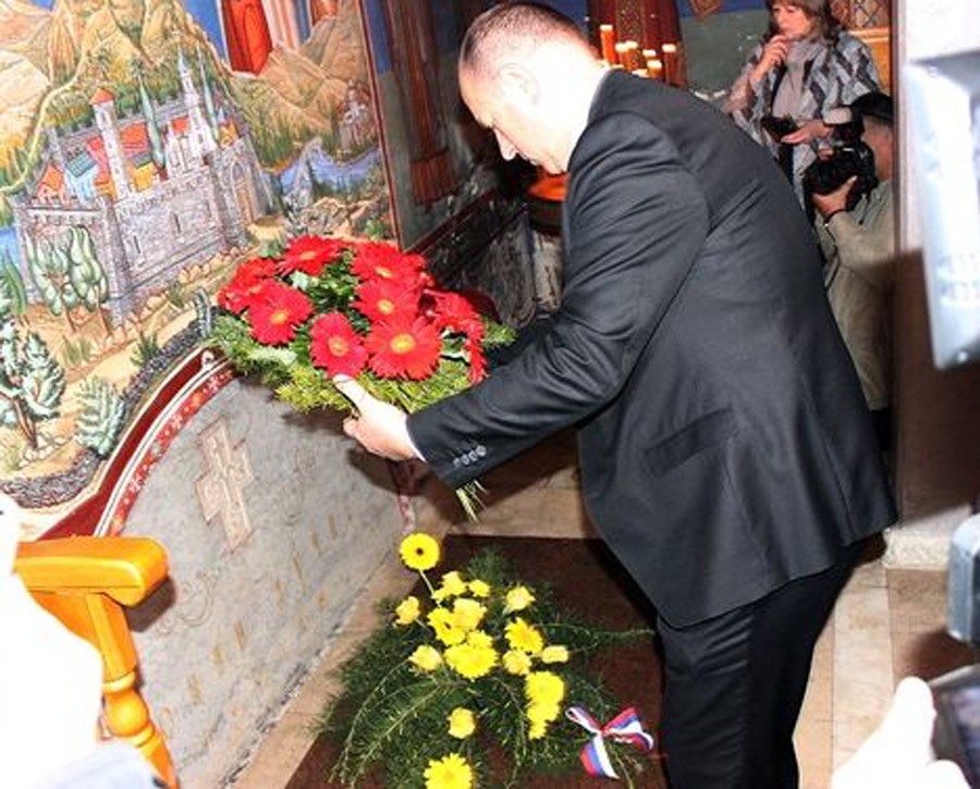 Pomen najznamenitijem Trebinjcu: Položeno cvijeće na spomenik Jovanu Dučiću