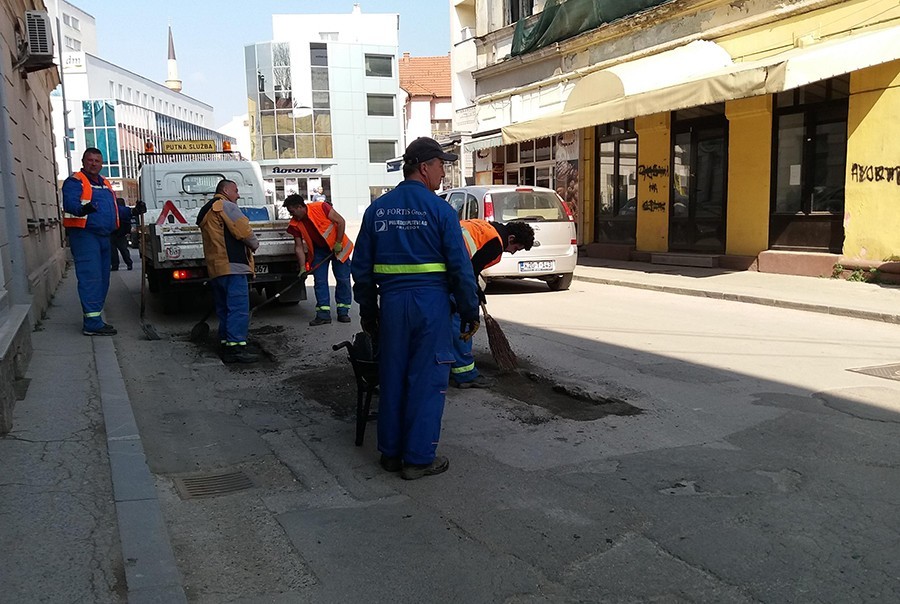 U Prijedoru konačno počeli da krpe rupe na putevima: Prioritet su ulice sa gustim saobraćajem