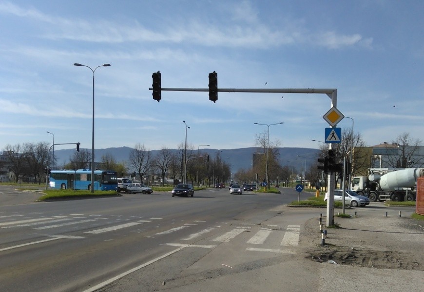 GRAĐANI OGORČENI Ne radi semafor na prometnoj raskrsnici na istočnom tranzitu