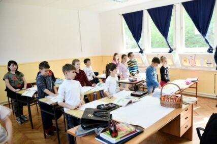 Bolja škola za učenike u Pavlovcu: Učionice dobile novi namještaj i SJAJ