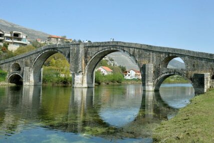Mještani ga s ponosom nazivaju “MALOM VENECIJOM”: Trebinje je grad sa više od 20 mostova, a jedan se izdvaja  po ljepoti, starini i NEOBIČNOJ SUDBINI