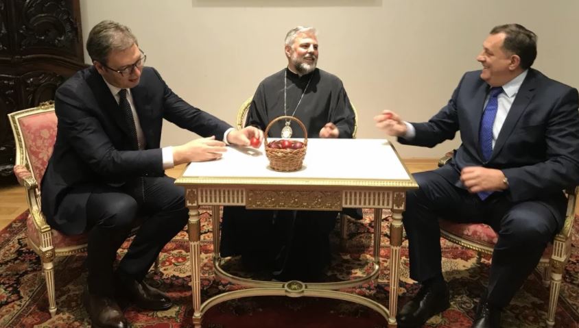 PREDSJEDNIK SRBIJE POBIJEDIO VLADIKU U TUCANJU JAJIMA, PA IZGUBIO OD DODIKA Grigorije: Važno je da sam bio bolji od Izetbegovića, od Vučića mogu i da izgubim